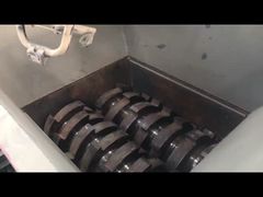 Sehen Sie sich an: Zweiachsige Scheren-Kunststoffzerkleinerungsmaschine mit 2 bis 3 Tonnen pro Stunde für die Vitrine einer Kunststoffrecyclinganlage