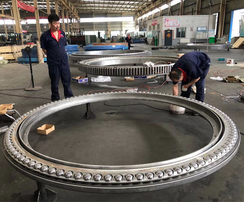 Dreifache Reihen-Gummidichtung 42CrMo4V übersetzte herumdrehenden Ring And Stacker Bearing Factory